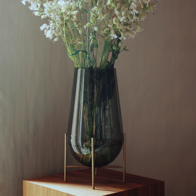 The Echasse Vase from Audo Copenhagen in a living room.